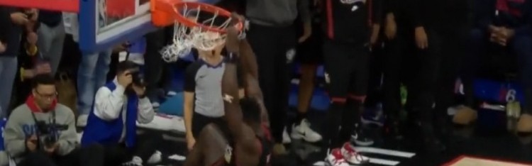 9393体育平台-神兵天降！马克西三分不中 博纳一飞冲天双手暴力补扣追平比分