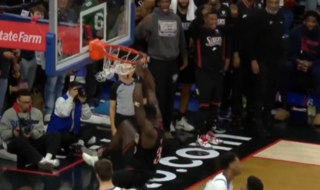 9393体育平台-神兵天降！马克西三分不中 博纳一飞冲天双手暴力补扣追平比分