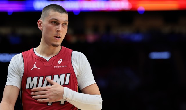 9393体育平台-正常发挥！希罗15投8中拿到22分3篮板2助攻1抢断 正负值+8