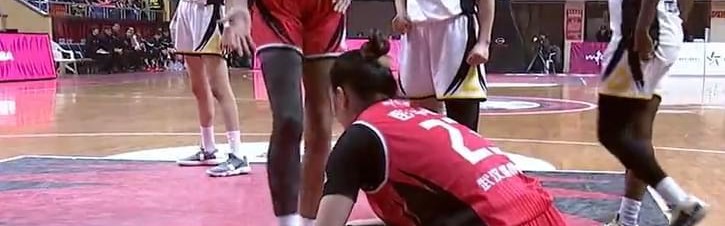 赛场流氓！WCBA惊现外援阿利恩垫脚致盛帆女篮核心王佳琦赛季报销