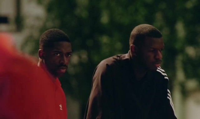 登贝莱与阿迪达斯合作拍摄宣传片，与少年一起踢球